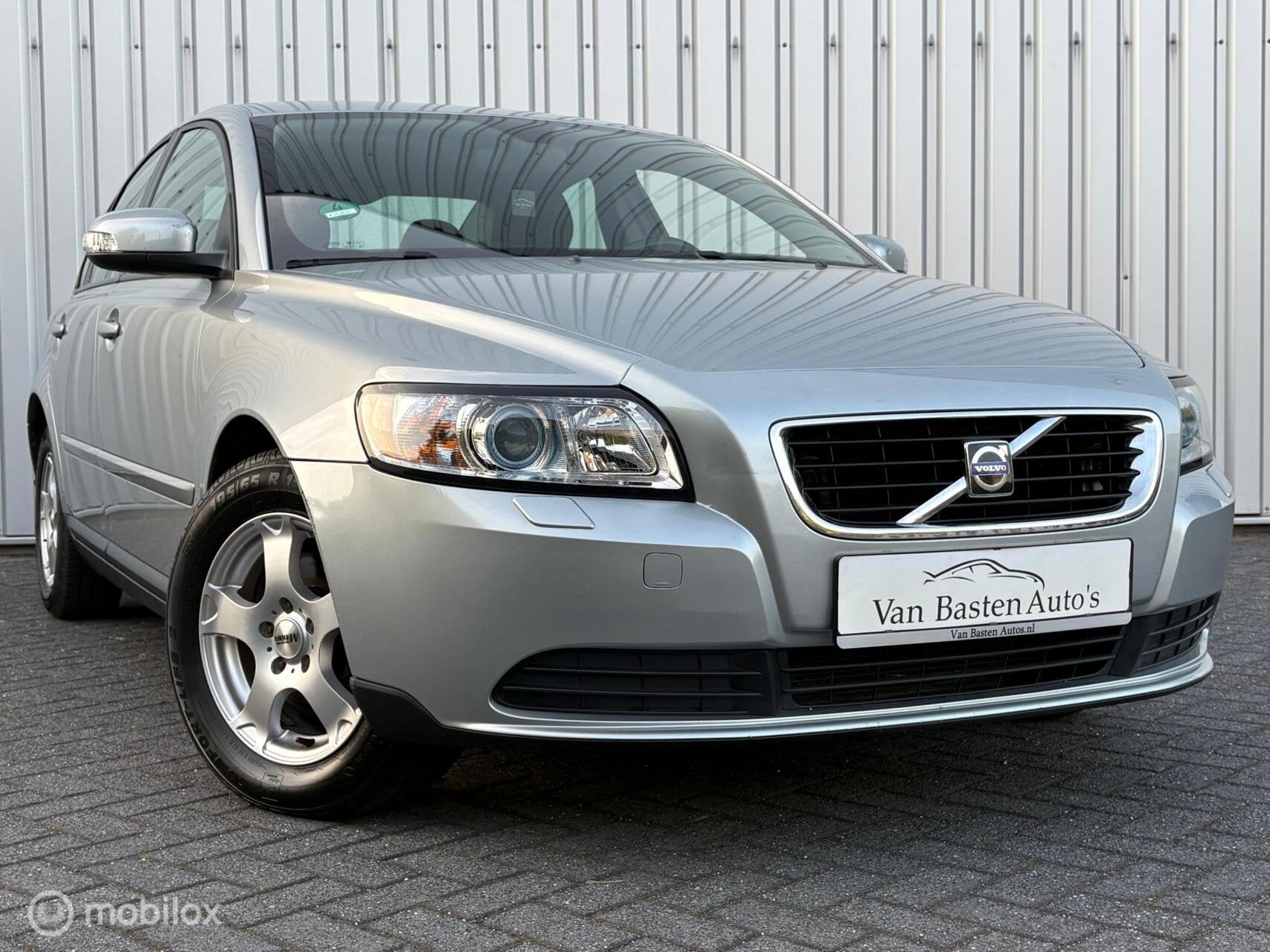 Volvo S40 1.8 Momentum | 125pk | Xenon | Clima | Youngtimer, Voorwielaandrijving, Stoelverwarming, Gebruikt, Zwart