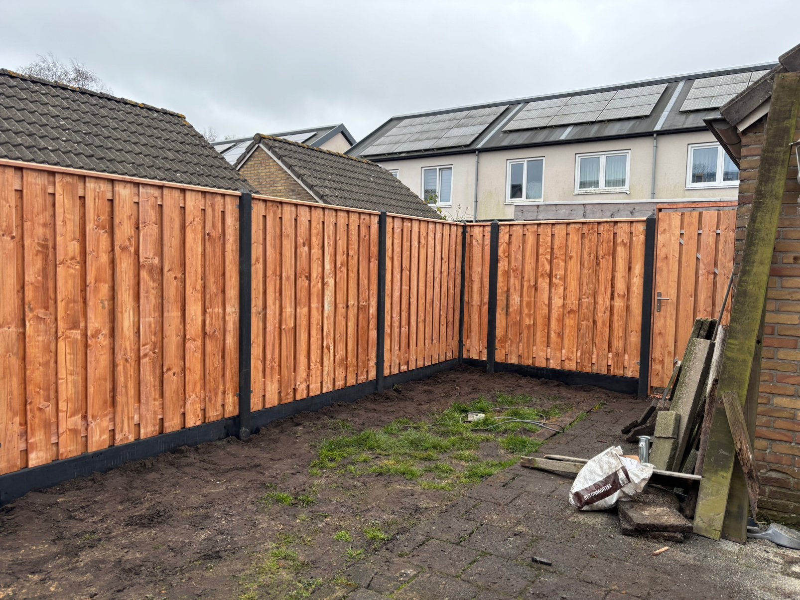 Redwood hout/beton schutting €125 per meter incl. Montage, Tuin en Terras, Ophalen, 1 tot 2 meter, 6 meter of meer, Zo goed als nieuw