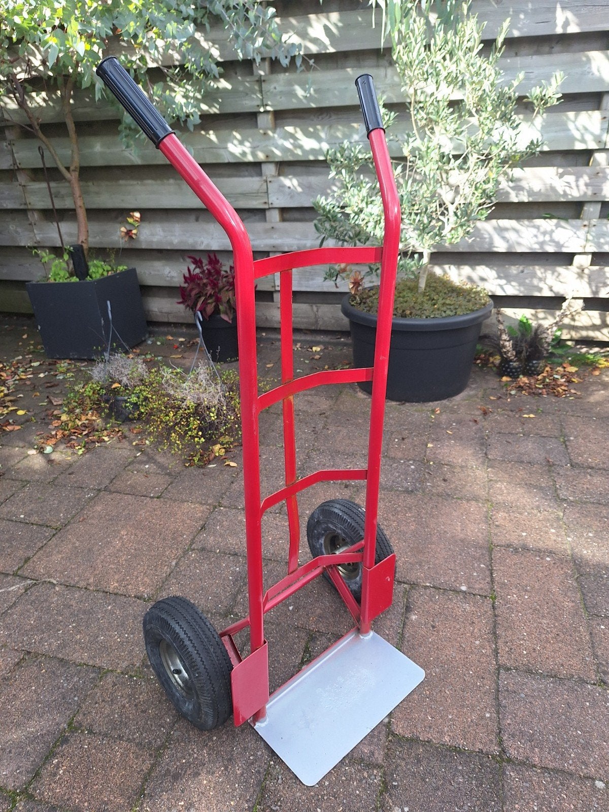 Stevige rode steekwagen met goede banden, Doe-het-zelf en Verbouw, Ophalen of Verzenden, Gebruikt, Steekwagen
