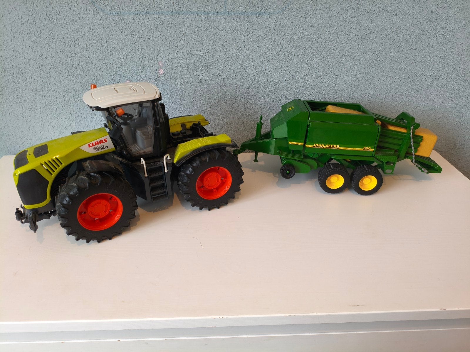 Claas Xerion 5000 met John Deere balenpers (kleine schade), Ophalen, Gebruikt
