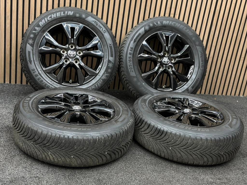 Originele 16 inch Toyota Yaris Cross 5x114.3 ET45 Michelin, Ophalen, 16 inch, ., Banden en Velgen
