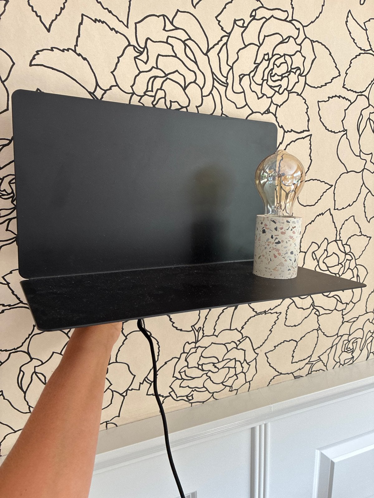 Wandlamp met USB-aansluiting en plankje, Zwart, Ophalen of Verzenden, Zo goed als nieuw, Met schakelaar