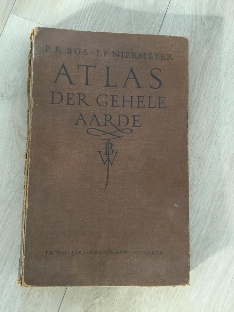 Atlas der gehele aarde, Boeken, Gelezen, Overige atlassen, Ophalen of Verzenden, 1800 tot 2000
