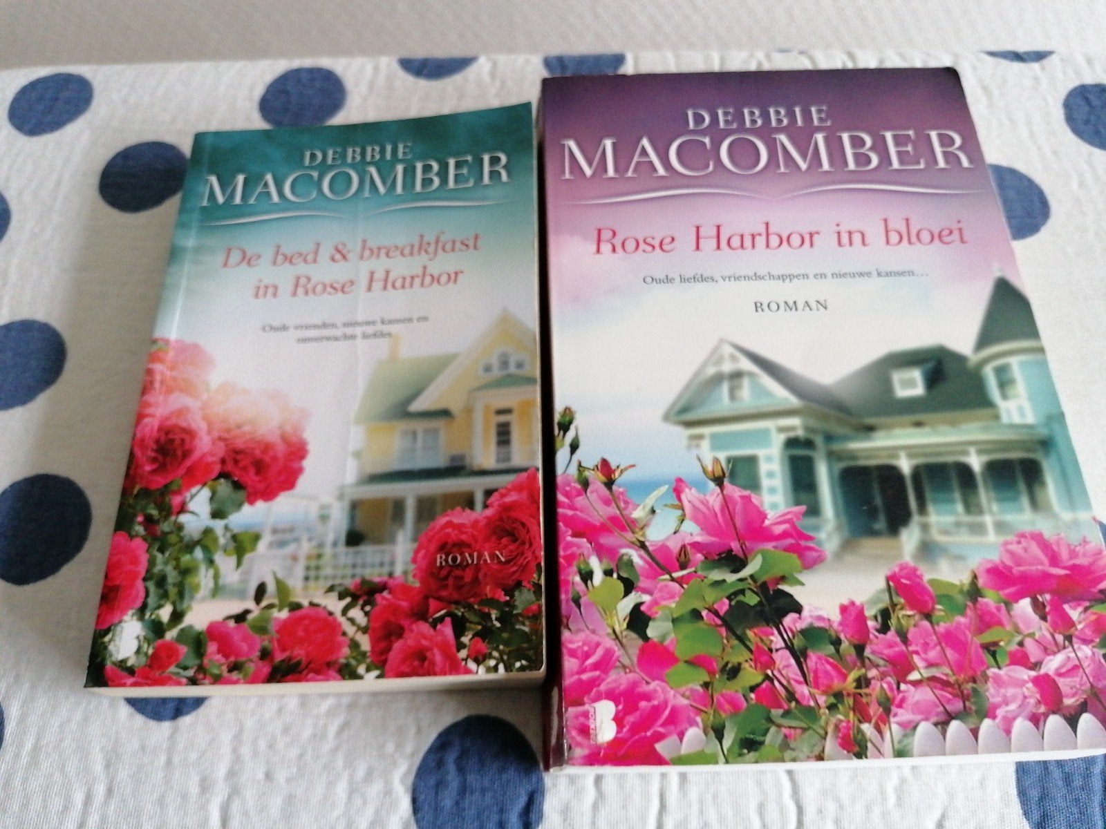 2x Debbie Macomber - Rose Harbor in bloei en De bed en Break, Boeken, Ophalen of Verzenden, Gelezen, Debbie Macomber