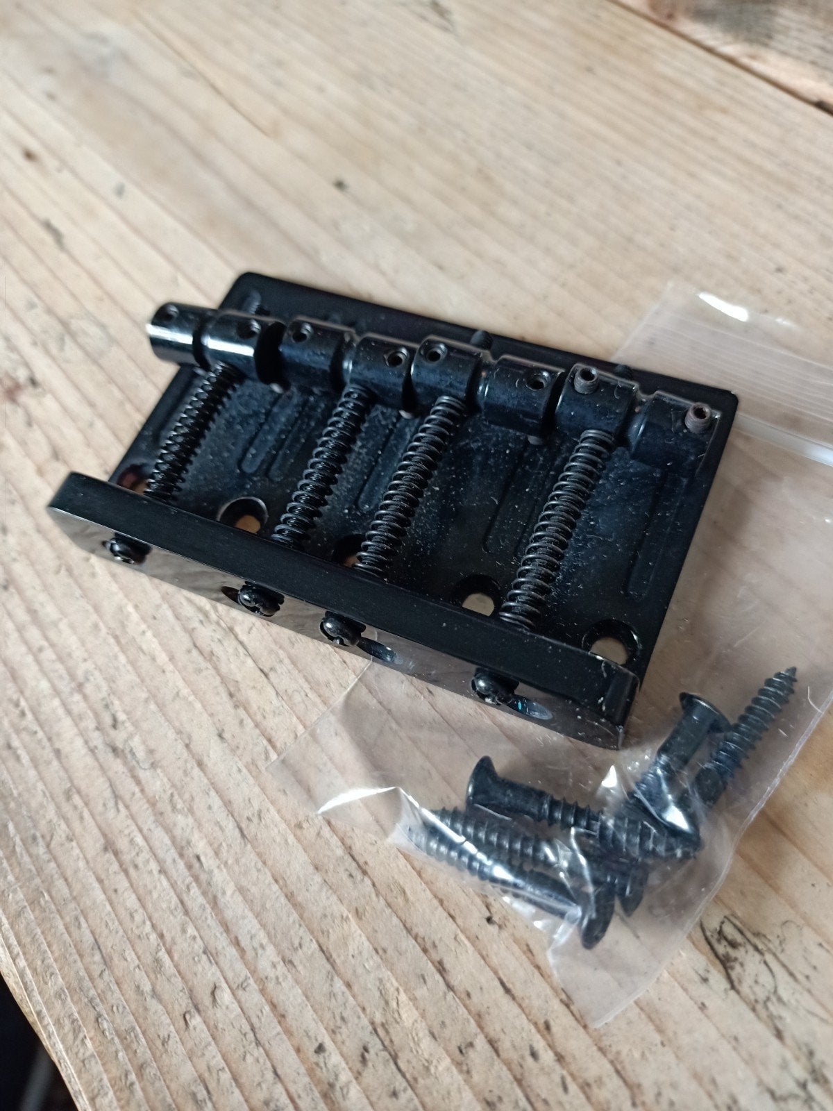 Fender/Squier zwarte Hi-Mass Brug, Ophalen of Verzenden, Gebruikt, Elektrische basgitaar