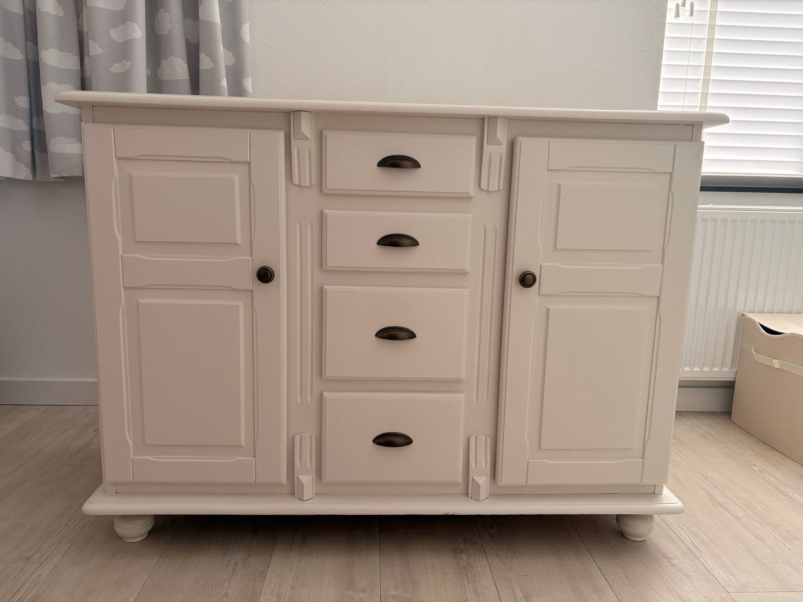 Brocante commode met 4 lades en 2 deuren, Antiek en Kunst, Curiosa en Brocante, Ophalen