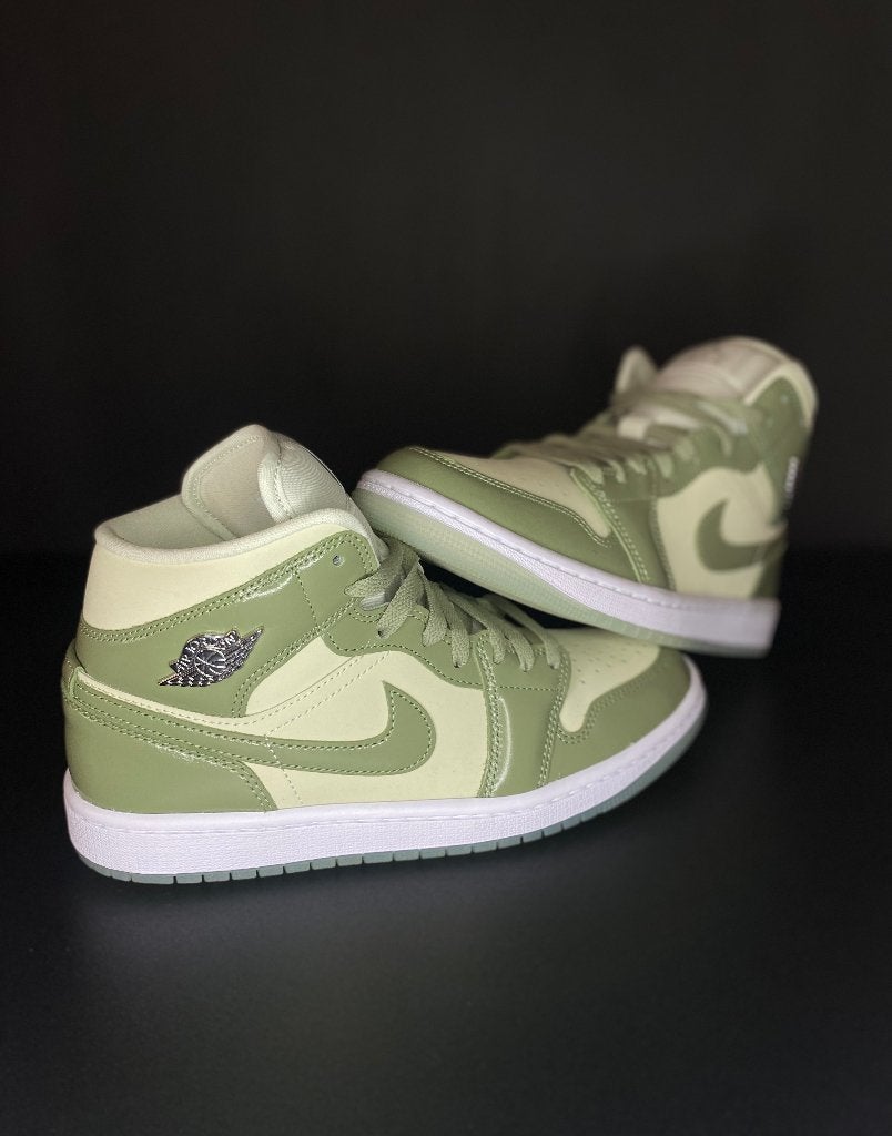 AIR JORDAN 1 MID SEA GLASS OIL GREEN - maat 40, Nike, Ophalen of Verzenden, Groen, Sneakers of Gympen