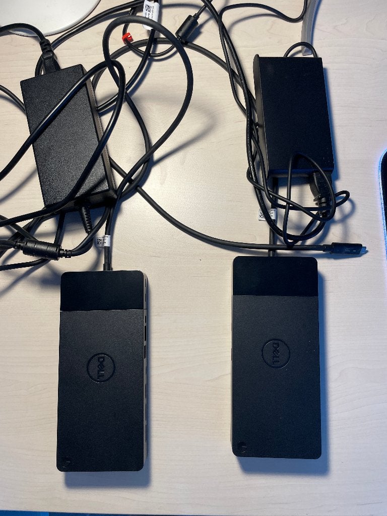 DELL WD22TB4 dockingstation (2 stuks, per stuk te koop), Computers en Software, Dockingstations, Ophalen of Verzenden, Zo goed als nieuw