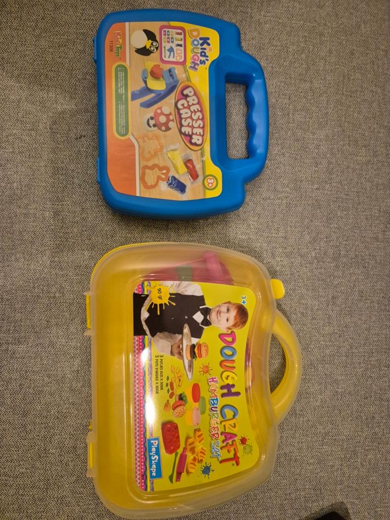 2x koffertje klei attributen, Ophalen, Zo goed als nieuw
