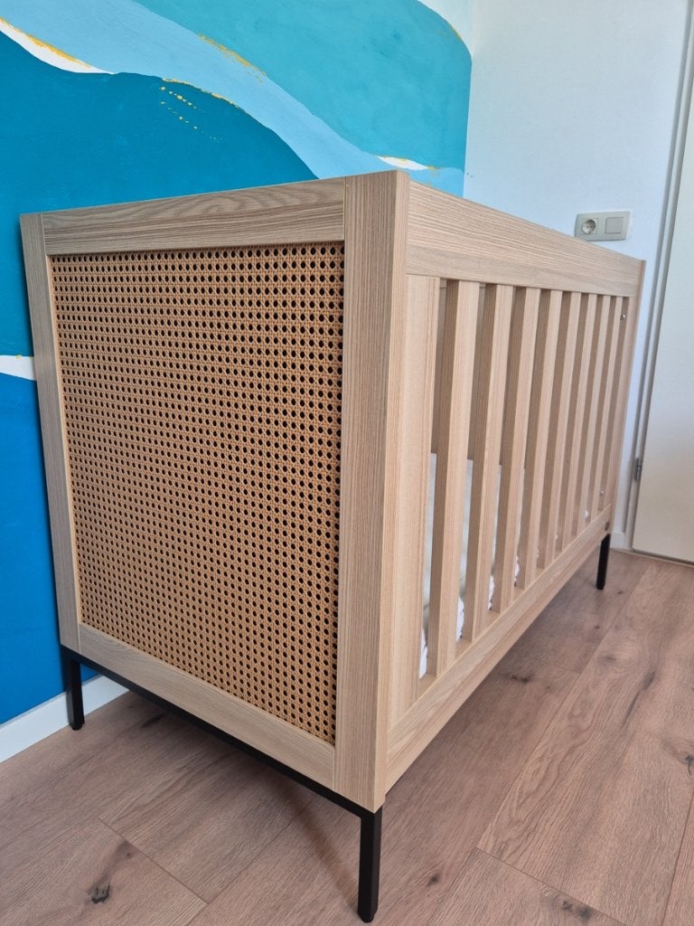 Stijlvolle ledikant met rotan details, Ophalen, Gebruikt, Ledikant