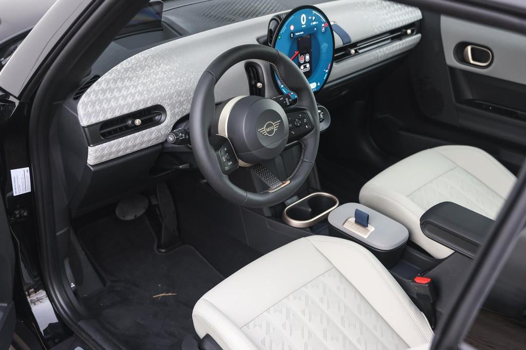 MINI Hatchback Cooper C Automaat / Pakket M / Favoured / 18", Auto's, 156 pk, Met garantie (alle), 4 stoelen, Zwart