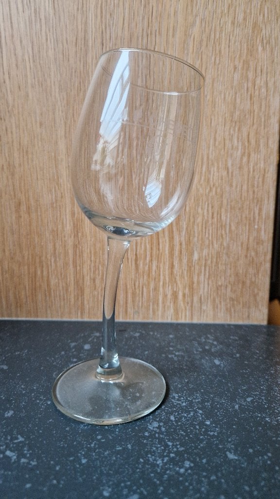 JP Chenet wijnglas met scheve voet / steel als nieuw, Ophalen of Verzenden, Zo goed als nieuw, Overige typen