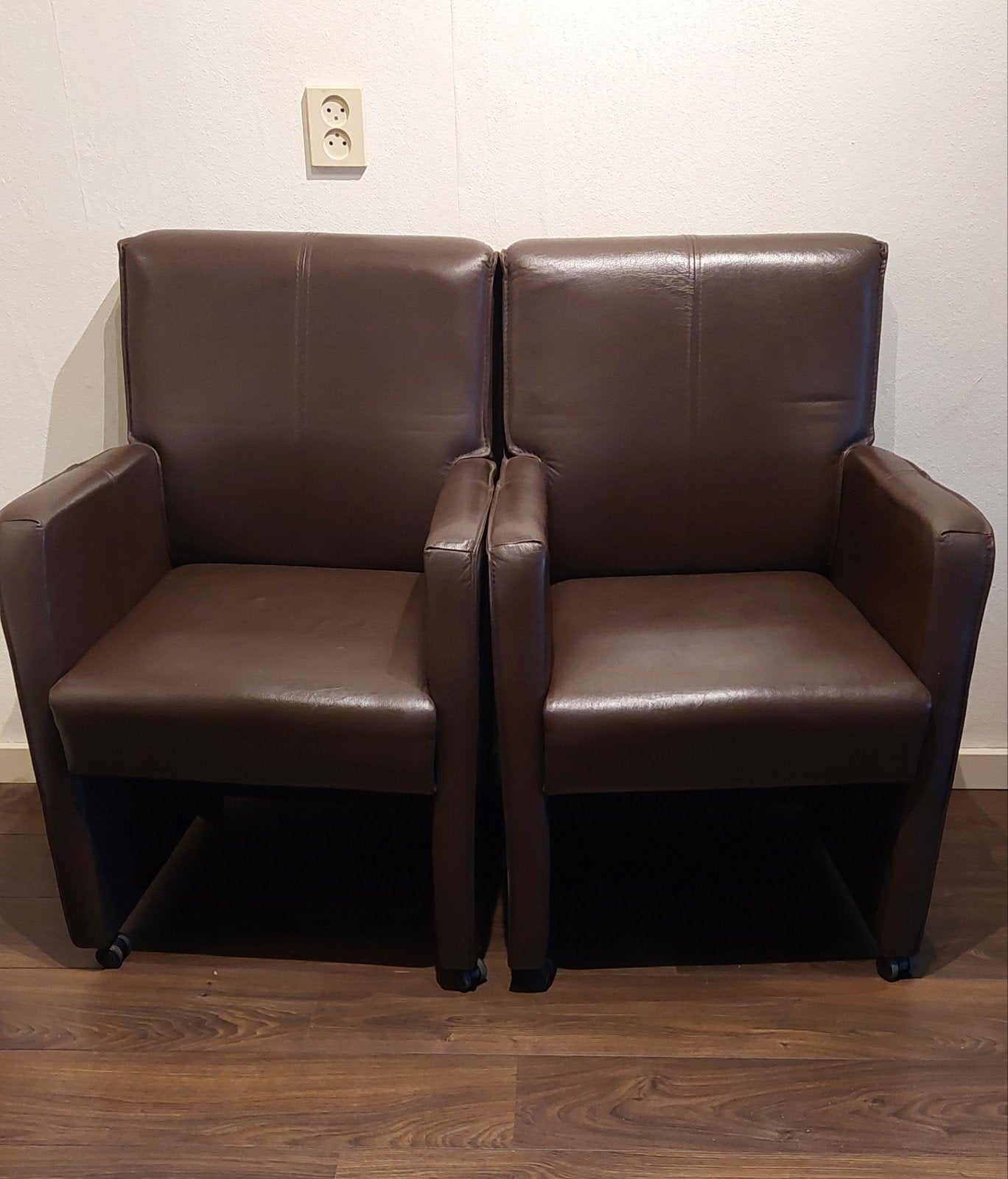 2 leren bruine stoelen., Huis en Inrichting, Fauteuils, Gebruikt, 75 tot 100 cm, Ophalen of Verzenden