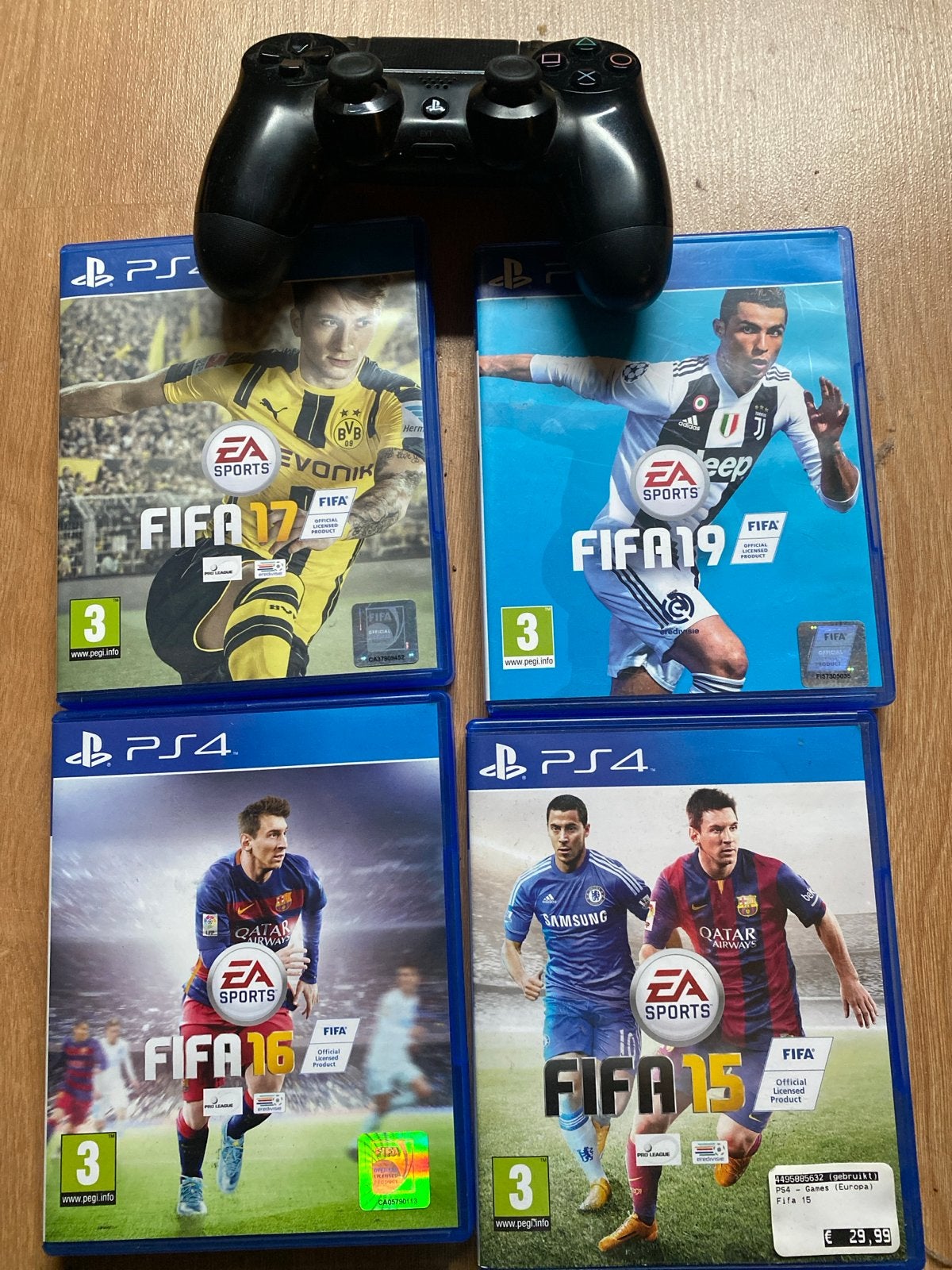 PS4 FIFA Games Bundel met Controller - Upgrade of Startset, 2 spelers, Eén computer, Ophalen of Verzenden, Zo goed als nieuw