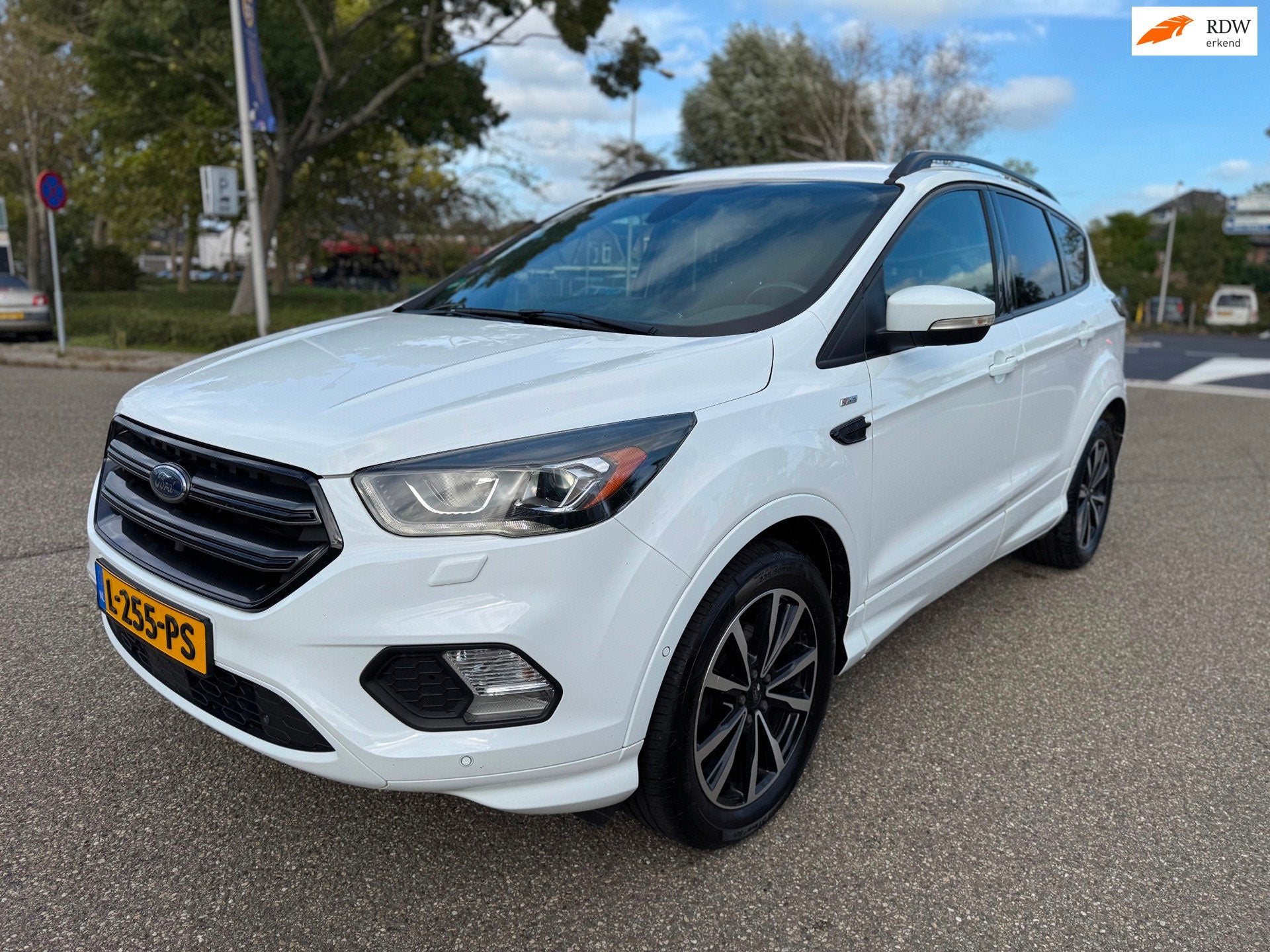 Ford Kuga 1.5 EcoBoost ST Line / distributie.riem.vervangen, Dealer onderhouden, 4 cilinders, Wit, Bedrijf