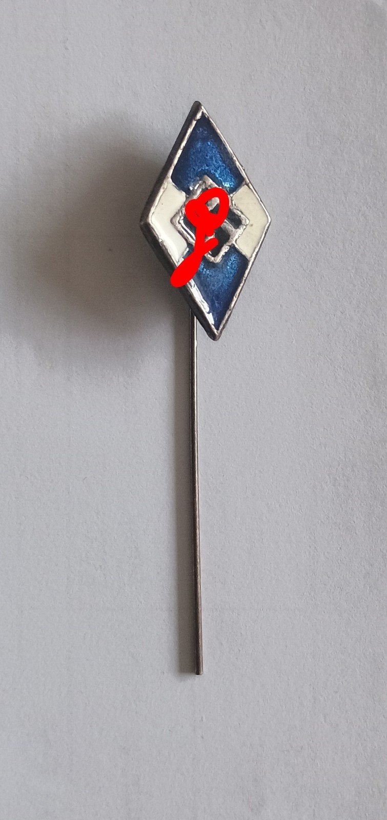 Oud speldje Hitlerjugend Tweede Wereldoorlog?, Verzamelen, Verzenden, Overige soorten, Nederland, Embleem of Badge