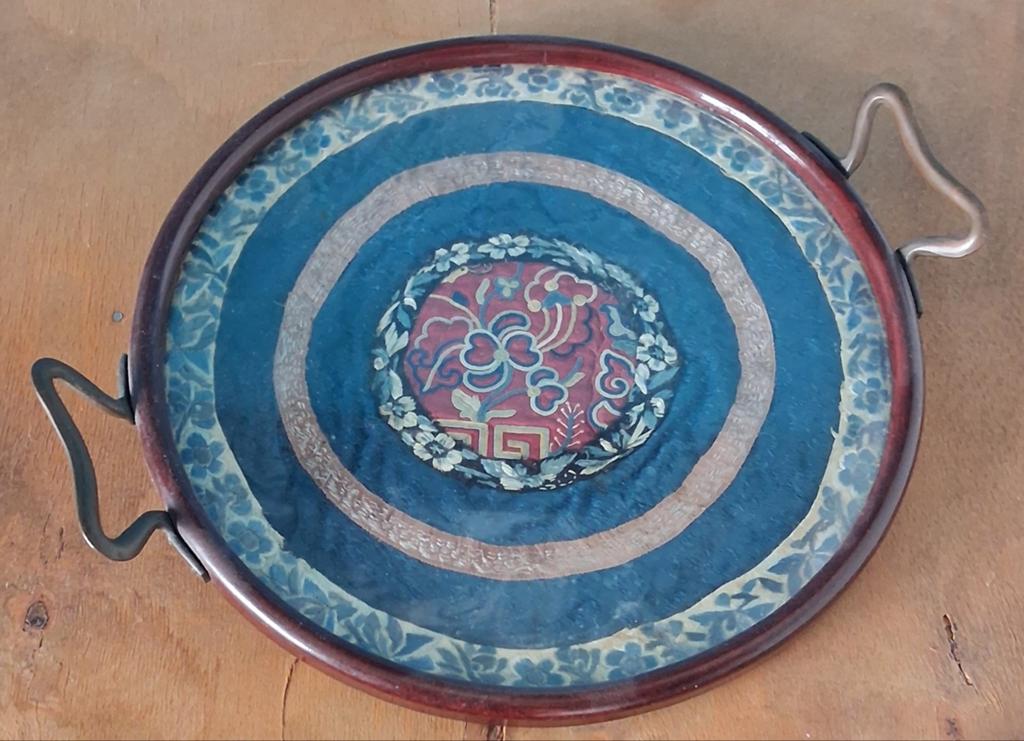 Dienblad.  Borduurwerk onder glas. Ca 1900. 23 cm., Ophalen, Gebruikt, Rond, Overige materialen