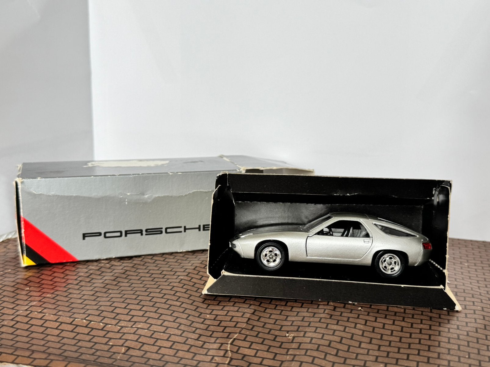 Porsche 928 - Zilvergrijs Solido 1:43 Dealer verpakking, Hobby en Vrije tijd, Modelauto's | 1:43, Ophalen of Verzenden, Zo goed als nieuw