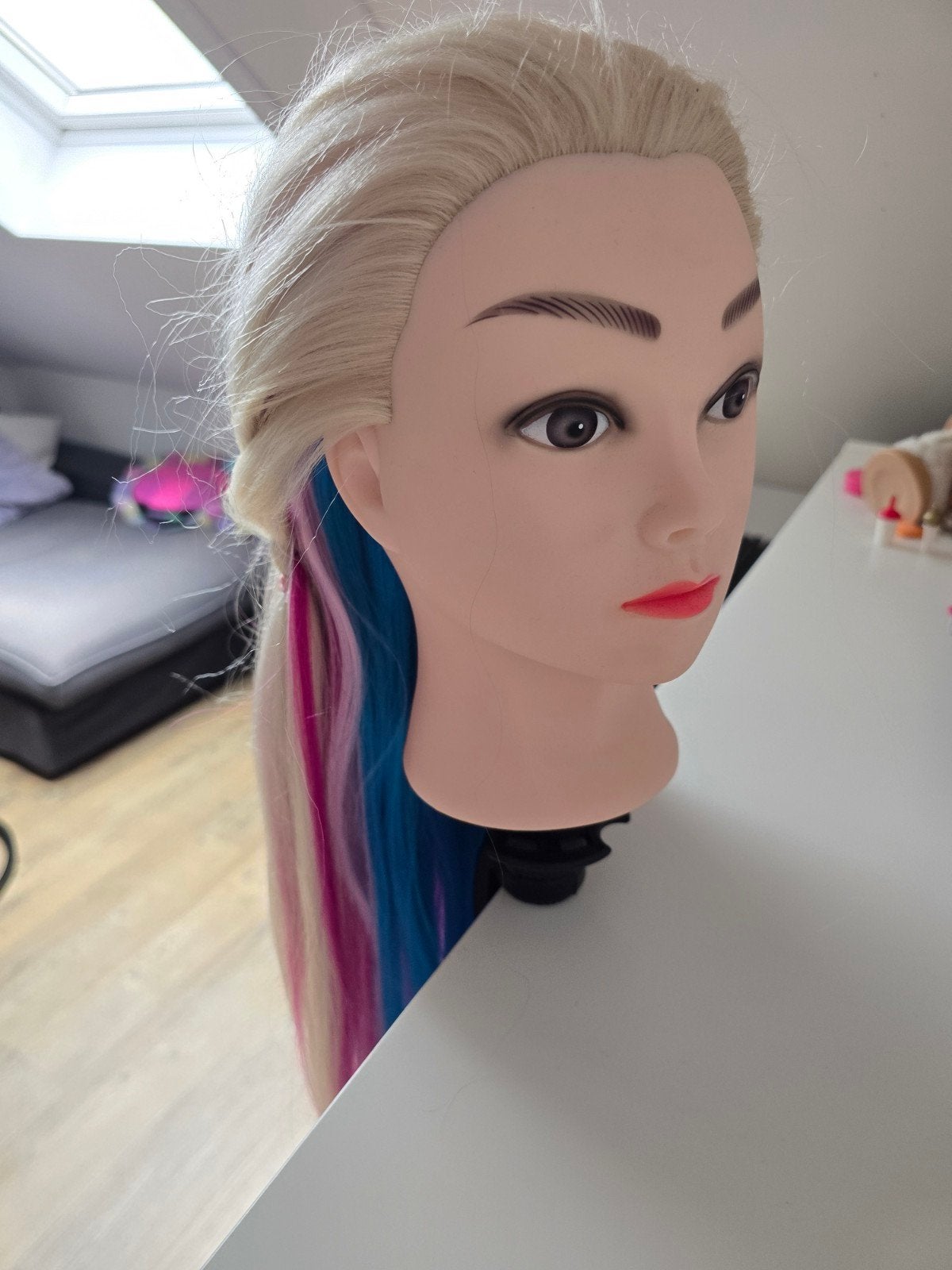 Stylinghoofd met blond haar en gekleurde extensions, Ophalen of Verzenden, Gebruikt, Jongen of Meisje