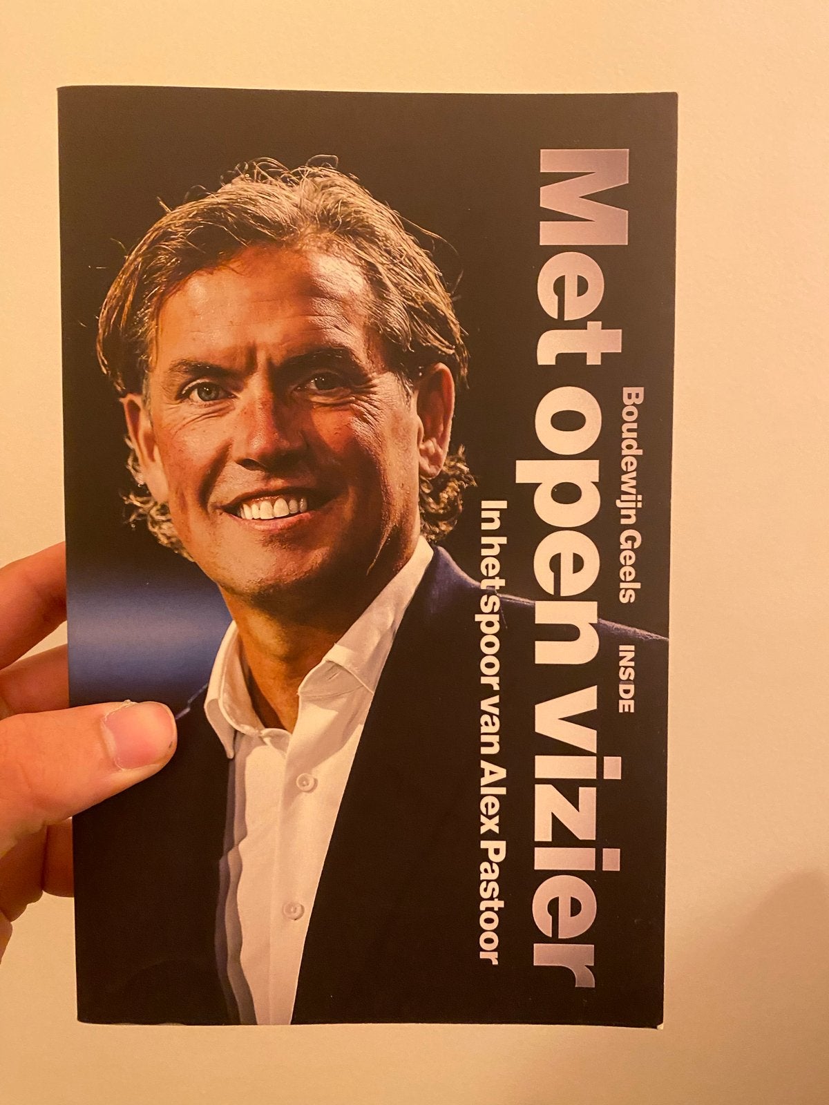 Met open vizier - In het spoor van Alex Pastoor, Ophalen of Verzenden, Zo goed als nieuw, Nederland
