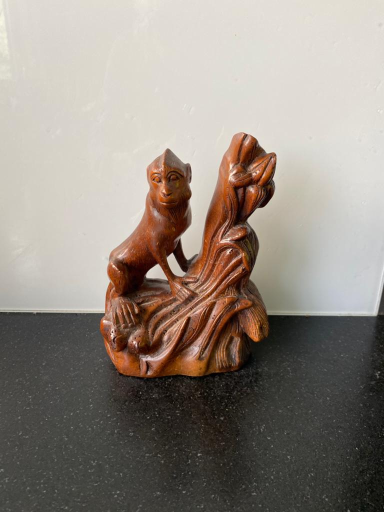Houten Beeldje Aap op Boomstronk - Handgesneden, Antiek en Kunst, Kunst | Beelden en Houtsnijwerken, Minder dan 20 cm, Ophalen of Verzenden