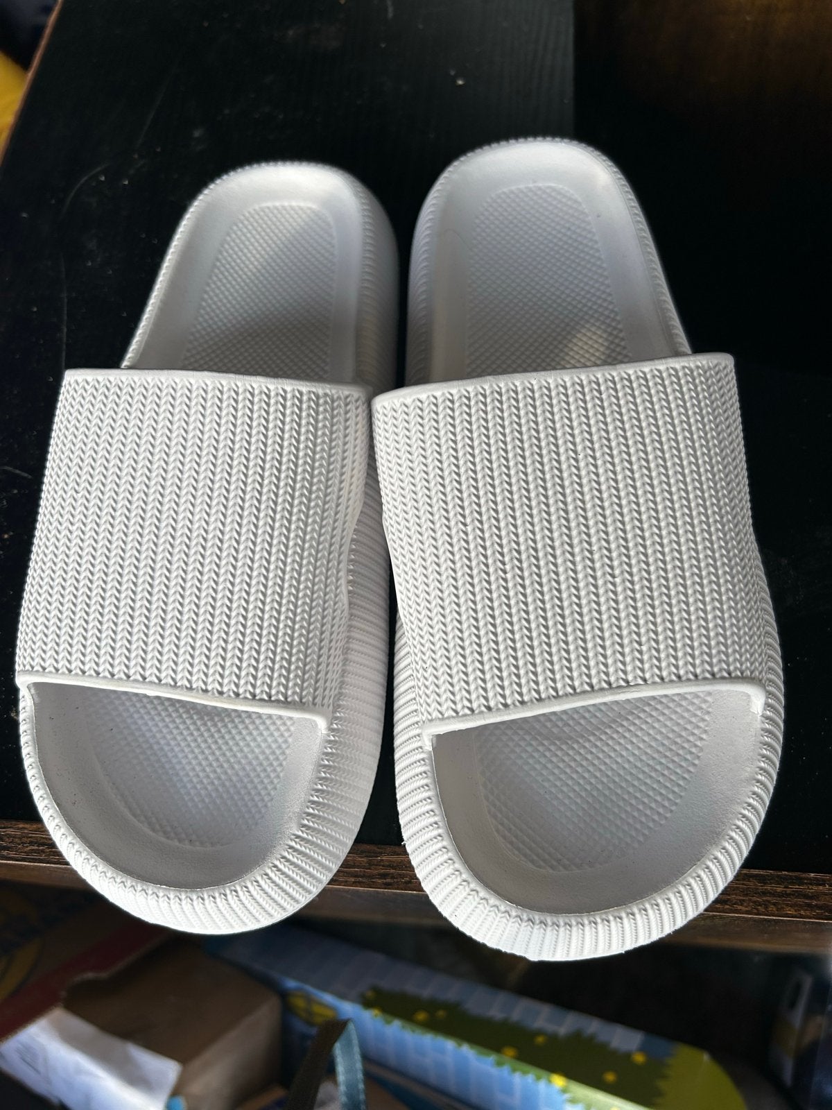Witte comfortabele slippers - Maat 40-41, Kleding | Dames, Ophalen of Verzenden, Nieuw, Wit, Slippers