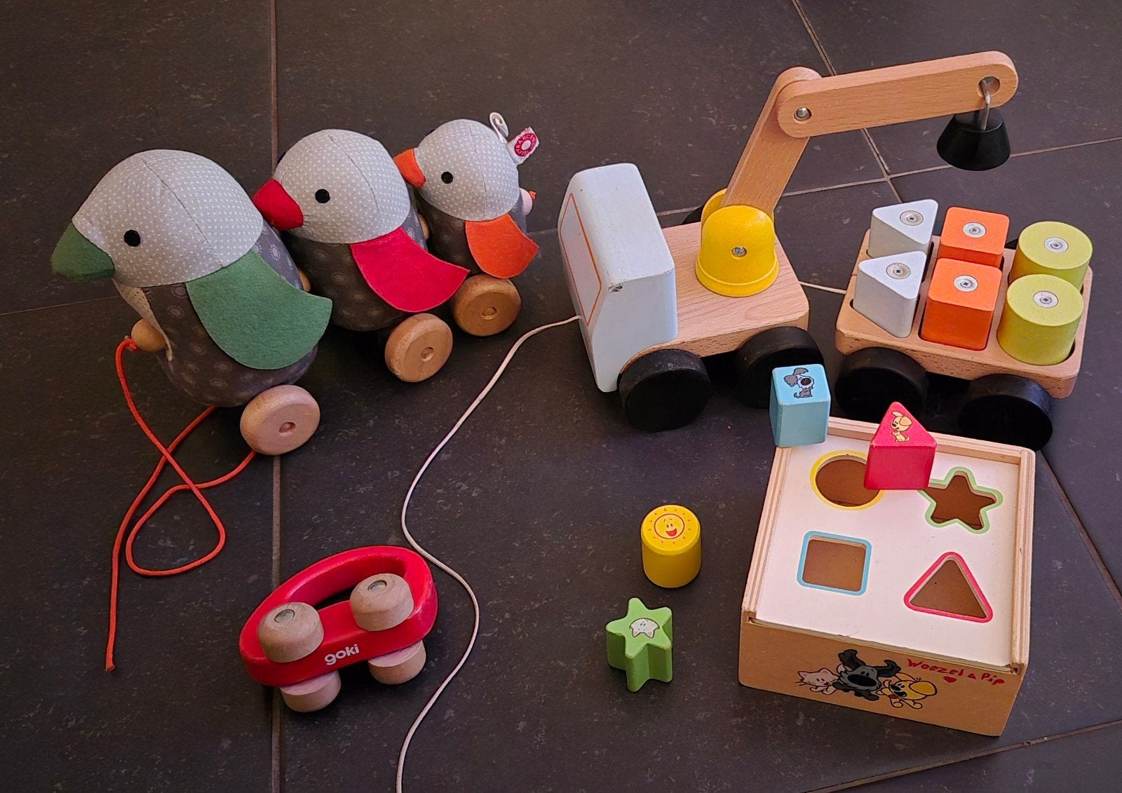 Houten speelgoed set: trekfiguren, kraanwagen, vormenstoof, Ophalen, Zo goed als nieuw, Jongen of Meisje