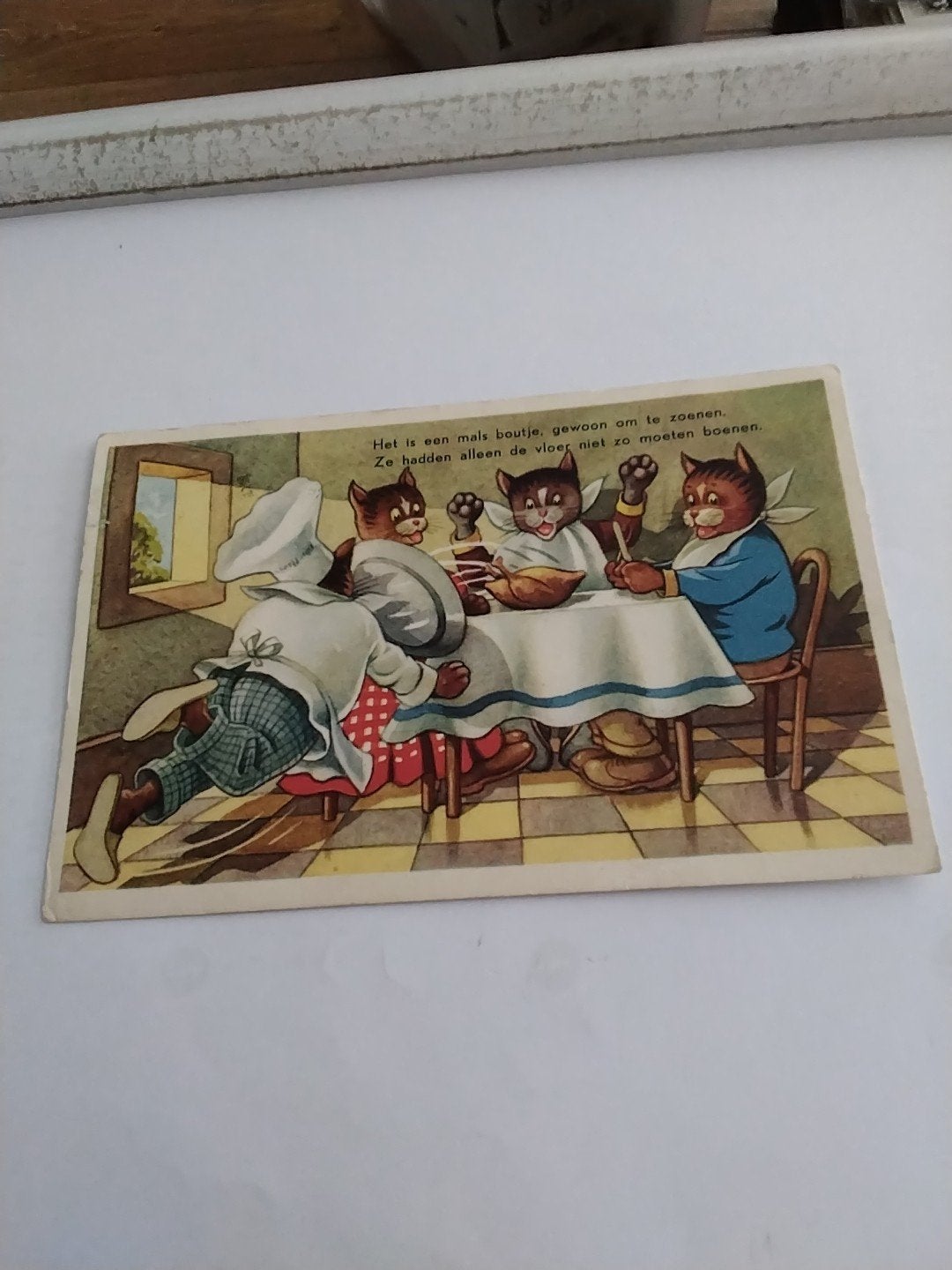 ansichtkaart: Katten aan tafel, 'Het is een mals boutje, Ophalen of Verzenden, Voor 1920, Gelopen, Overige thema's