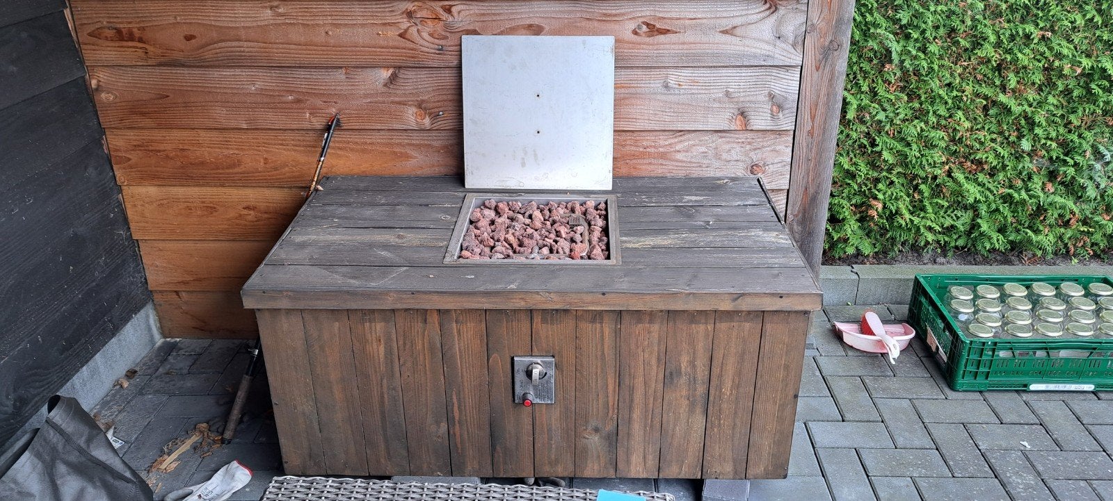 Houten vuurtafel met lavastenen en metalen afdekplaat, Ophalen of Verzenden