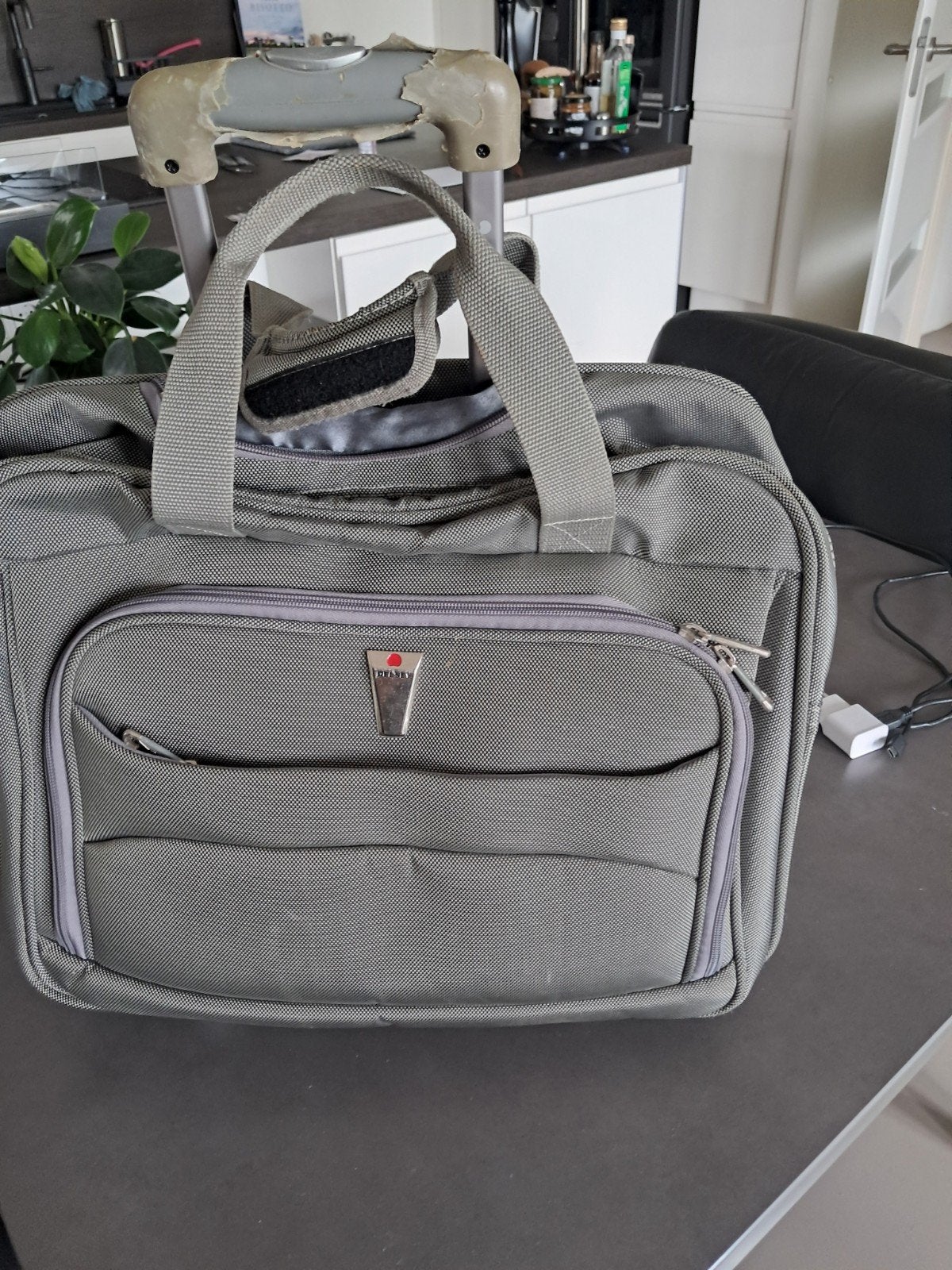 Gebruikte Delsey reistas, Ophalen, Gebruikt, 30 cm of meer, Wieltjes