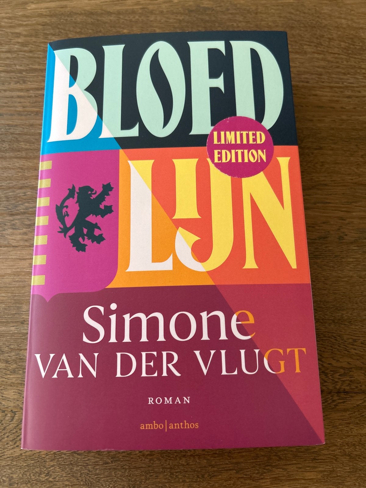 Bloedlijn - Simone van der Vlugt (Limited Edition), Boeken, Ophalen of Verzenden, Zo goed als nieuw, Nederland