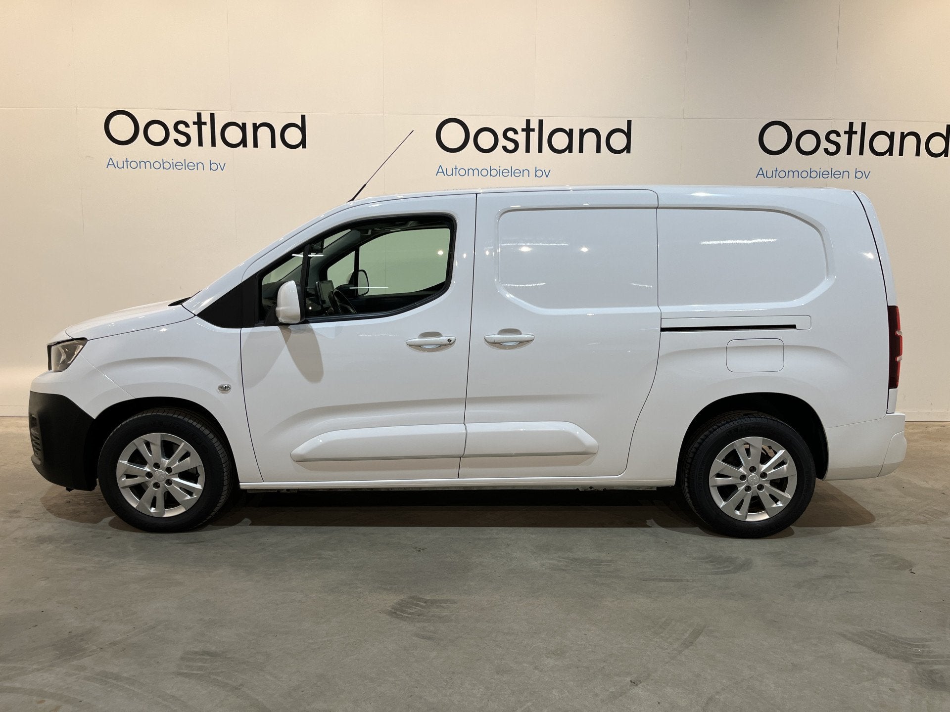 Peugeot Partner 1.5 BlueHDI Long 130 PK Automaat / Servicebu, Auto's, Stof, Gebruikt, 4 cilinders, Met garantie (alle)