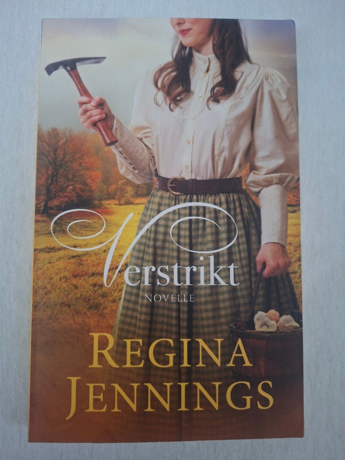 Regina Jennings - Verstrikt, Ophalen of Verzenden, Zo goed als nieuw, Regina Jennings