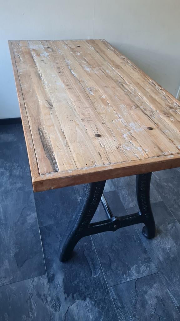 Industriële eettafel met houten blad en gietijzeren poten, Overige houtsoorten, Gebruikt, 150 tot 200 cm, Vier personen