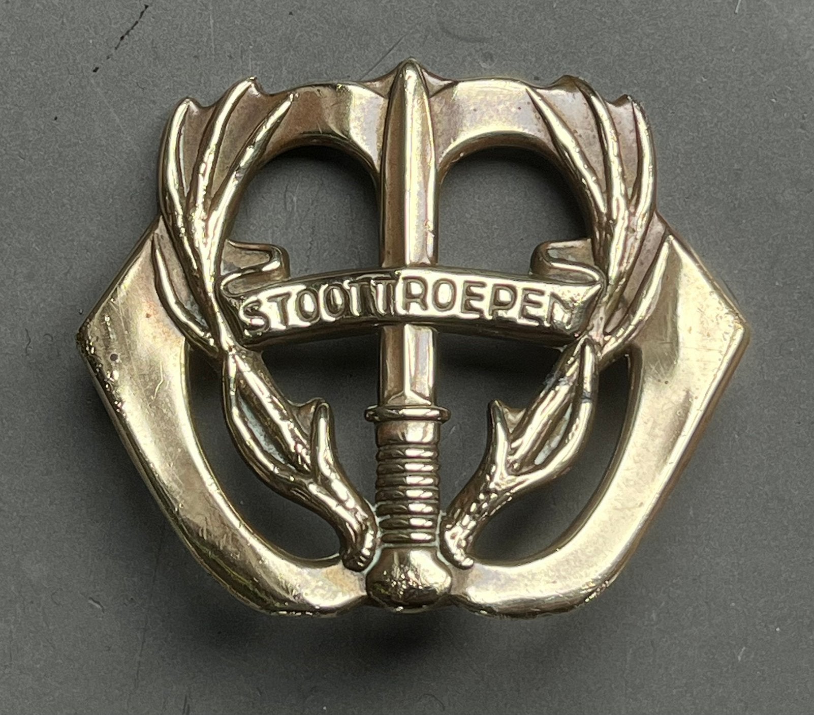 Baretembleem Stoottroepen 1e model, Verzamelen, Verzenden, Landmacht, Nederland, Embleem of Badge
