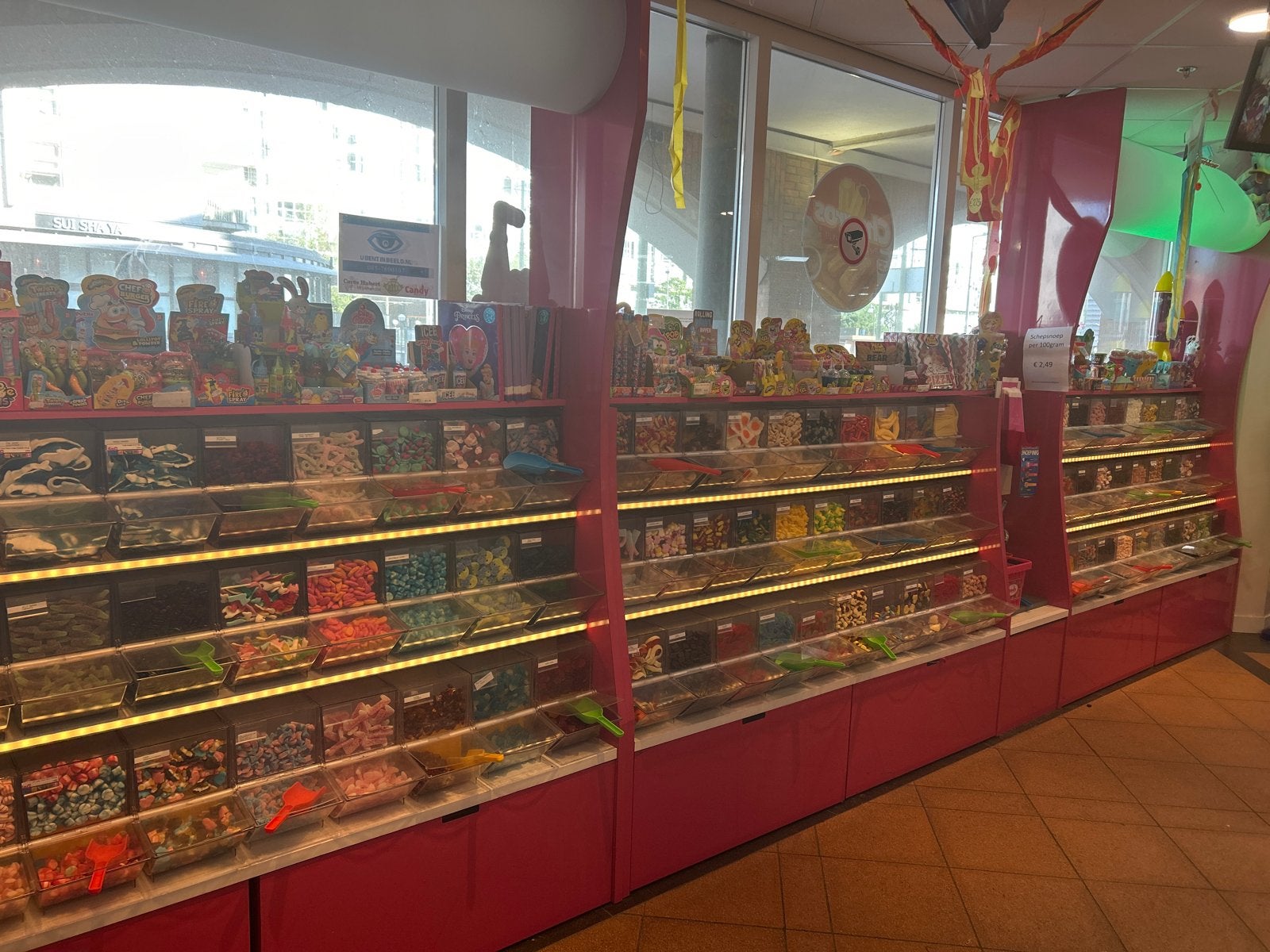 Complete inboedel snoepwinkel te koop, Ophalen