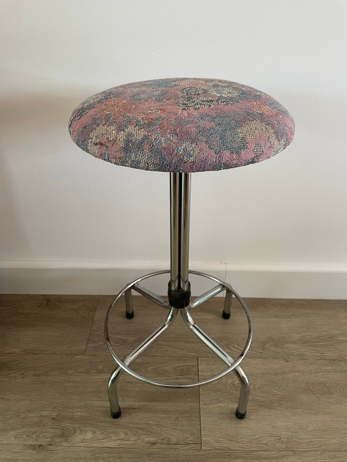 Vintage barkruk met stoffen zitting en metalen frame, Ophalen, Gebruikt, Met voetsteun, 60 tot 90 cm