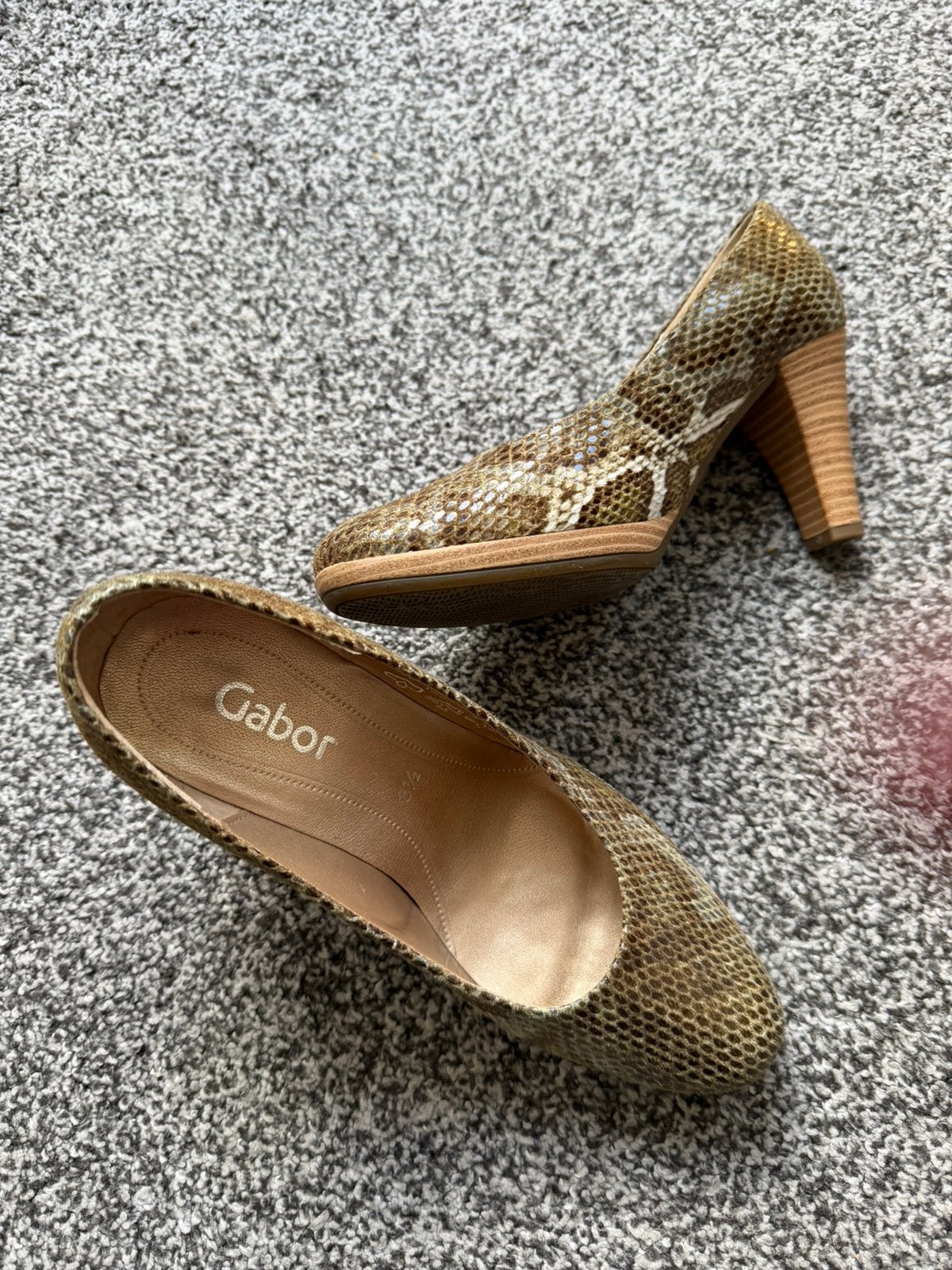 Nieuwe Gabor pumps met slangenprint 36, Kleding | Dames, Pumps, Nieuw, Ophalen of Verzenden, Groen