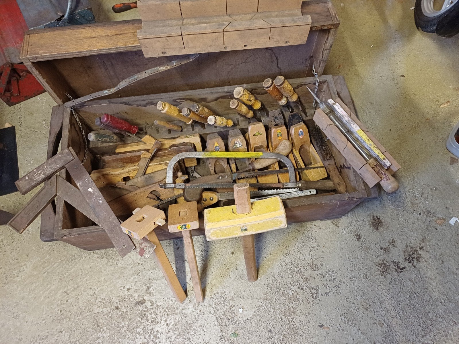 oude gereedschapskist vol met gereedschap, Antiek en Kunst, Ophalen