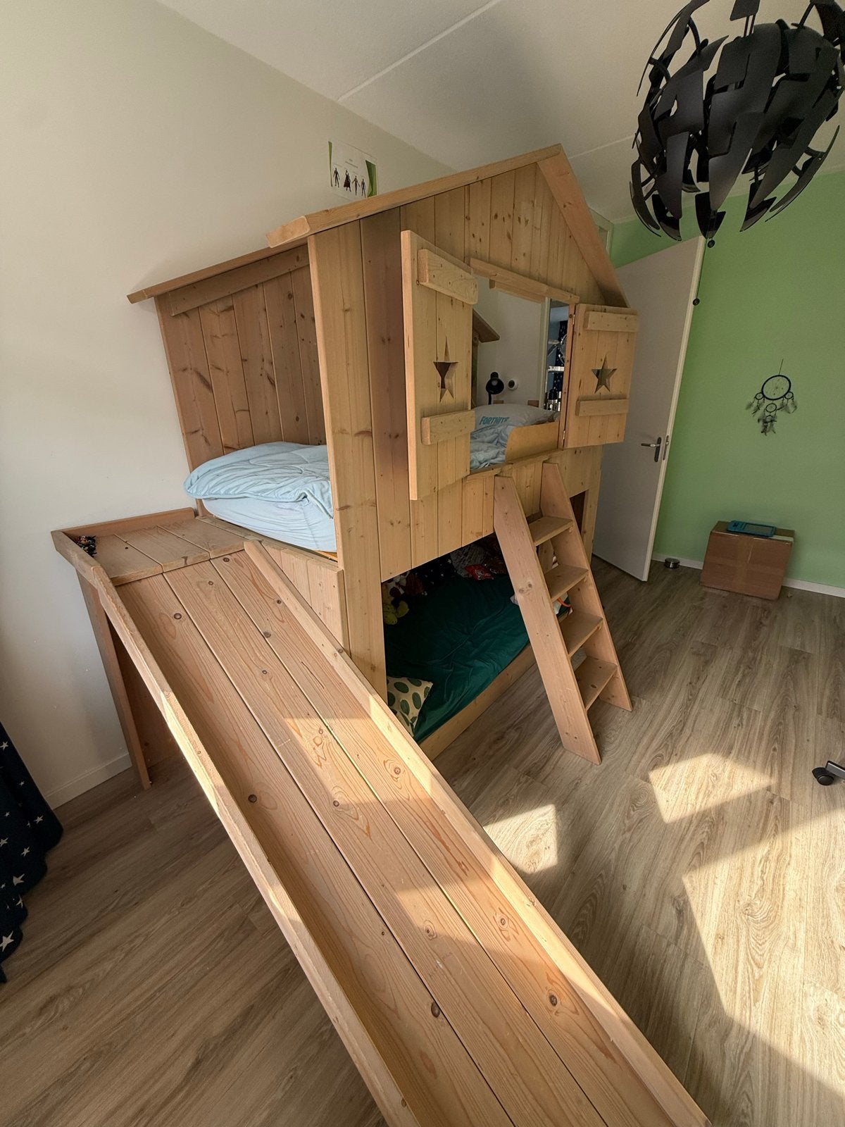 Droommeubel houten stapelbedhuisje met glijbaan, Huis en Inrichting, Slaapkamer | Stapelbedden en Hoogslapers, Ophalen, Gebruikt