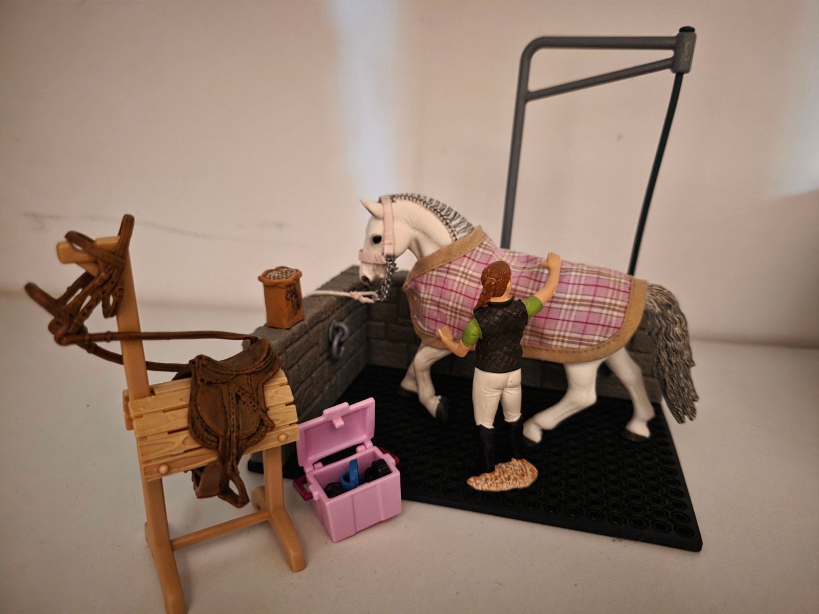 Originele schleich paarden met zelfgemaakte stallen, Ophalen, Zo goed als nieuw