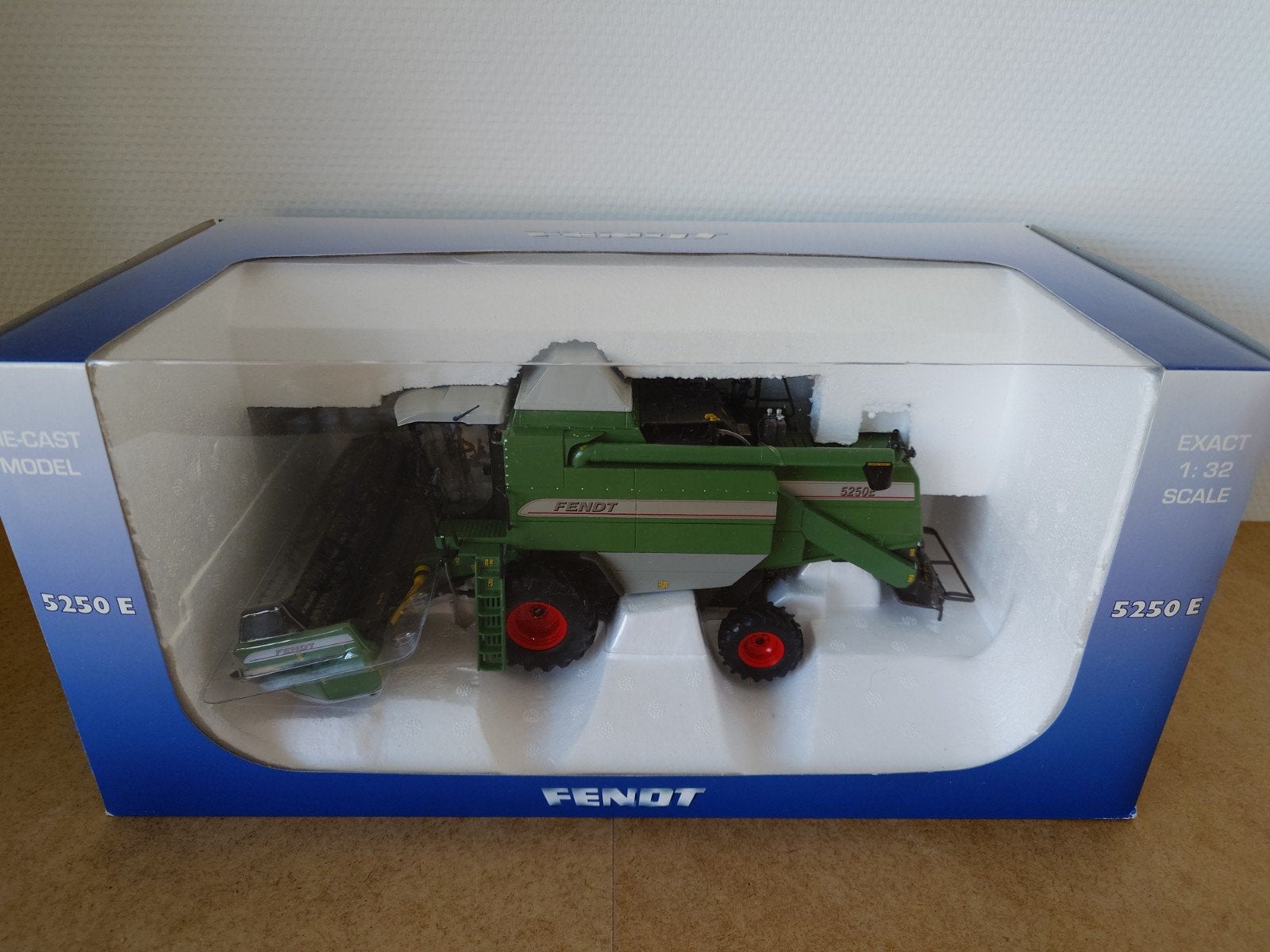 Fendt 5250 E 1:32 Universal Hobbies, Ophalen of Verzenden, Zo goed als nieuw, Tractor of Landbouw, Universal Hobbies