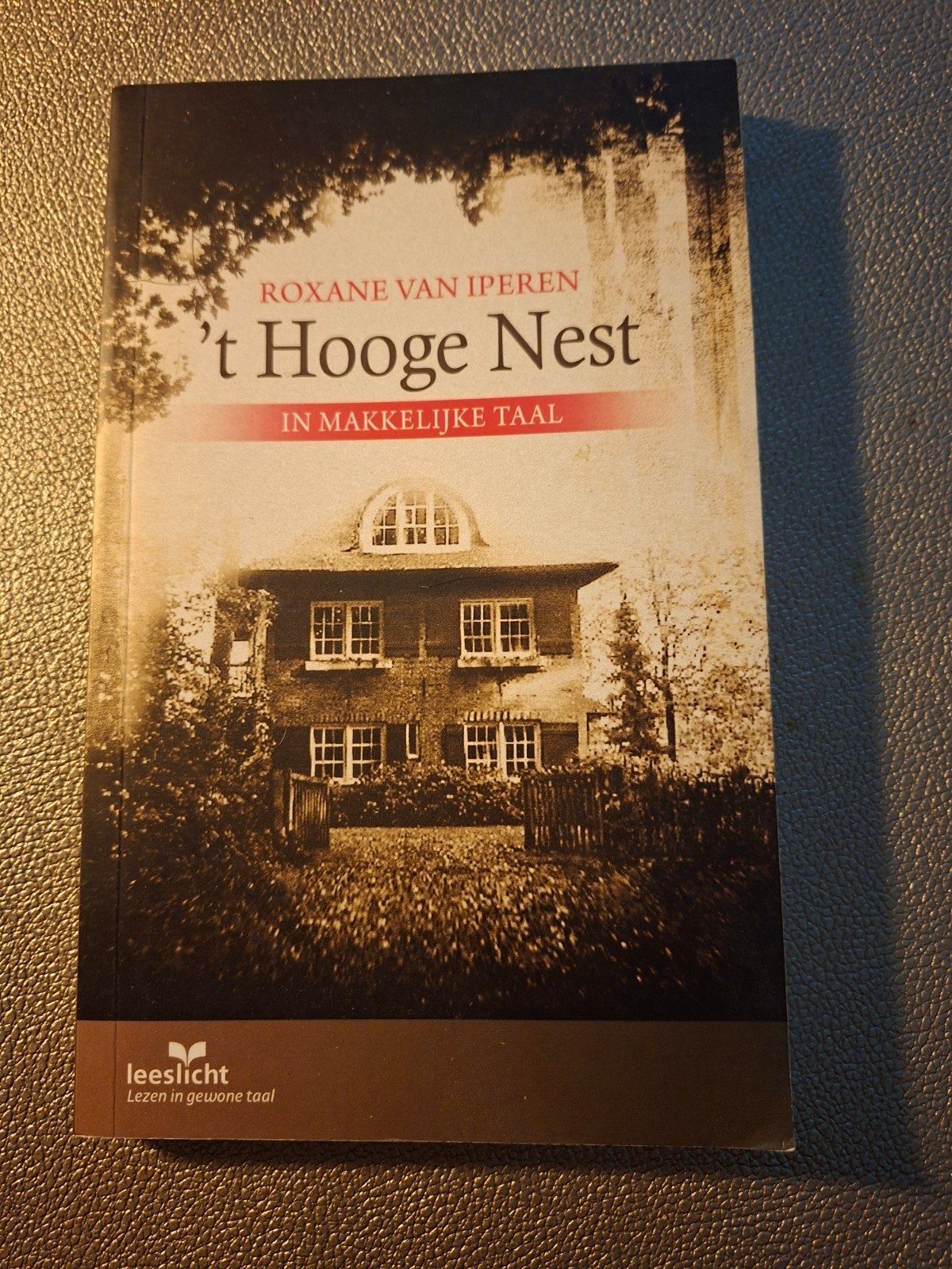 Het Hooge Nest - Roxane van Iperen (Leeslicht), Ophalen of Verzenden, Zo goed als nieuw, Roxane van Iperen, Nederland