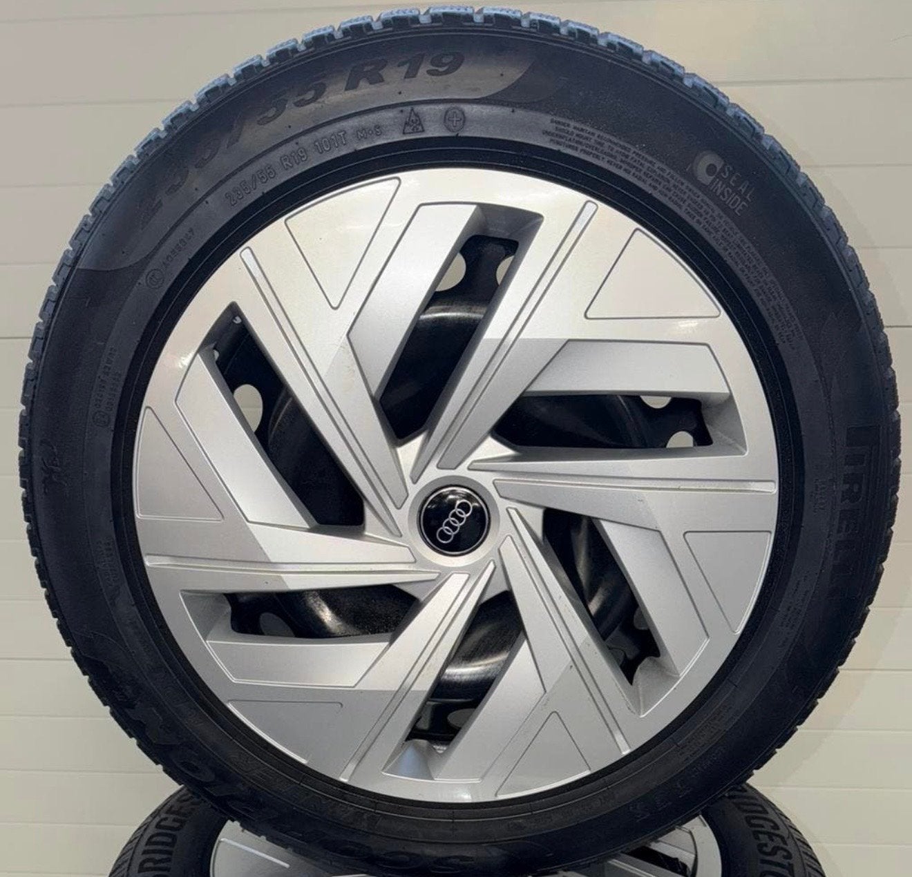 Complete Audi Winterset 235/55 R19 - kan gemonteerd worden, Gebruikt, Banden en Velgen, Winterbanden, 235 mm