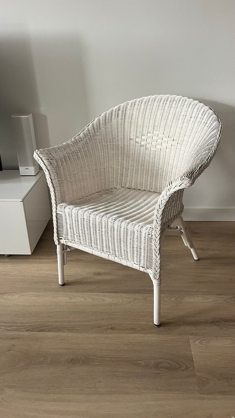 Witte rotan stoel - comfortabel en stijlvol, Ophalen, Wit, Riet of Rotan, Zo goed als nieuw