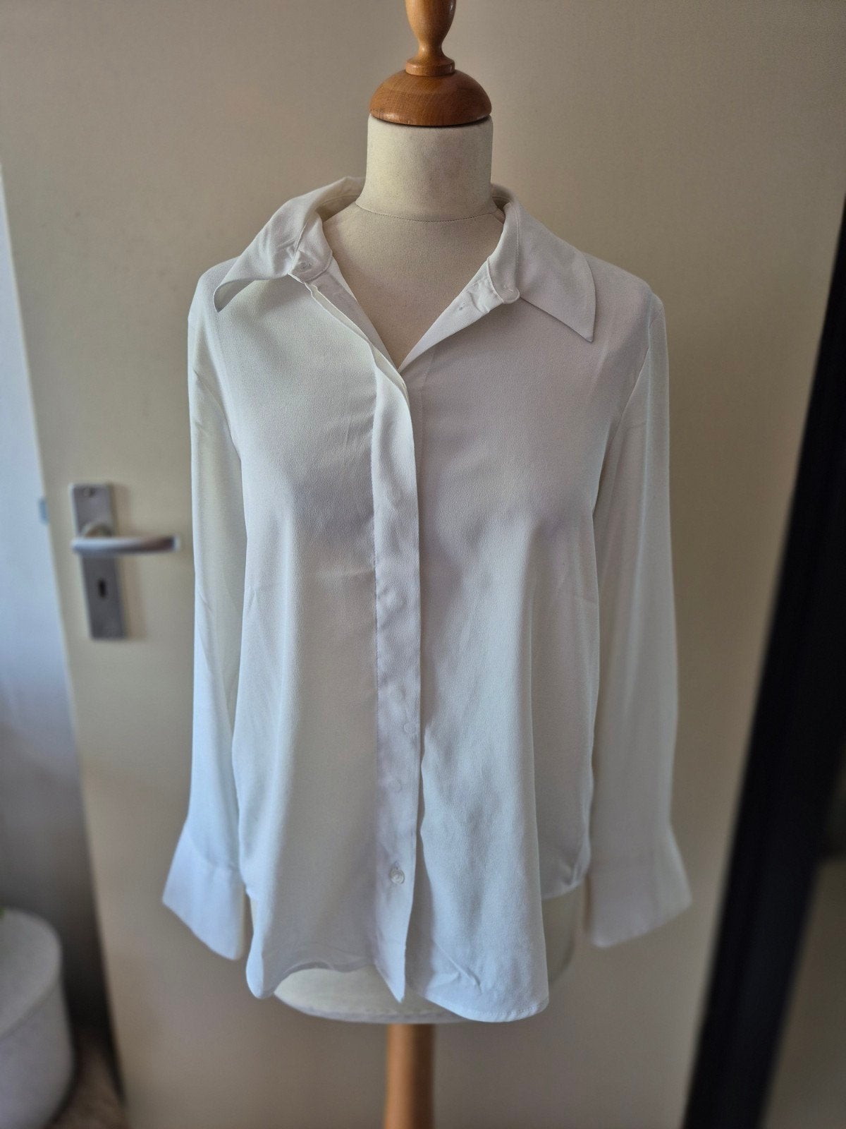 Klassieke Witte Blouse met Brede Manchetten, Ophalen of Verzenden, Gedragen, Maat 36 (S), Wit