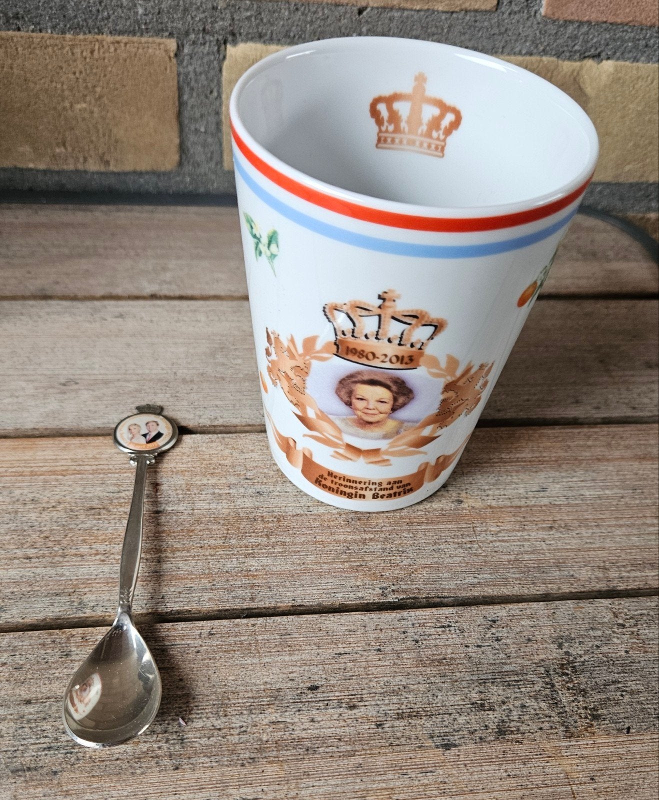 Beker en lepeltje, Ophalen of Verzenden, Zo goed als nieuw, Speld(je) of Lepel(tje)