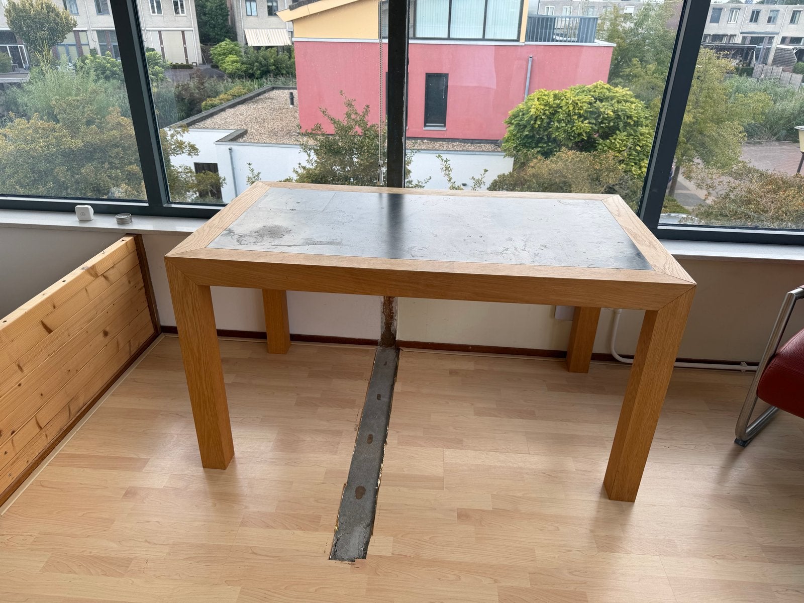 Unieke handgemaakte houten tafel met ingelegd metalen blad, Ophalen, Gebruikt, 100 tot 150 cm, Vier personen