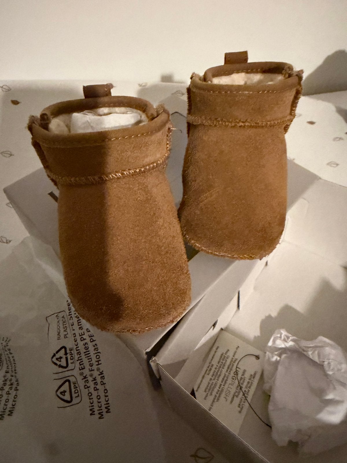 Nieuwe UGG slofjes voor baby's - Maat 18, Ophalen, Nieuw, Jongetje of Meisje, Slofjes