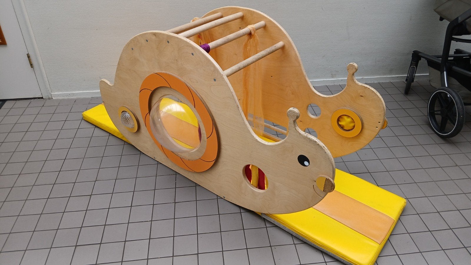Voelslak met speelkleed en verschillende voelmaterialen, Ophalen